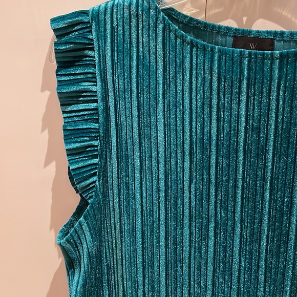 🍀 green velvet, crêpe top with ruffle sleeve sz M - Picture 2 of 4